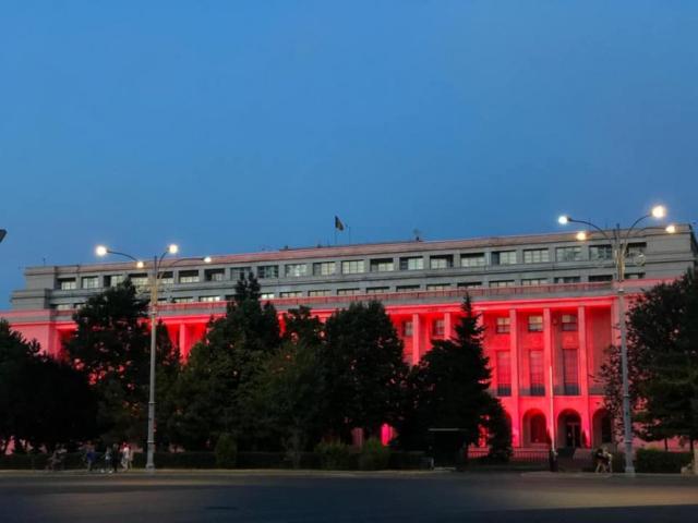 Clădirile iluminate în roșu, omagiu pentru Sfinții Martiri Brâncoveni