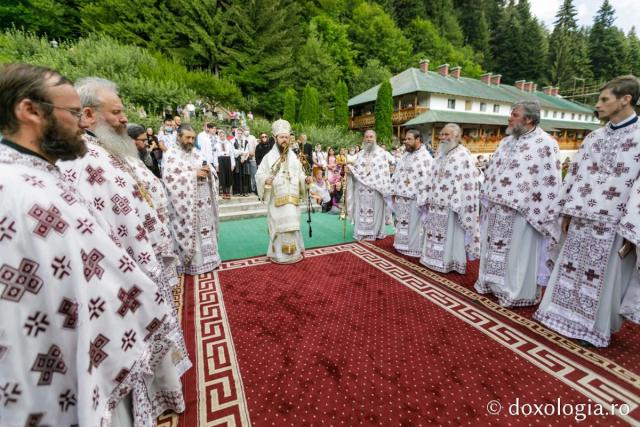 Sute de pelerini s-au rugat la Mănăstirea Sihla, sub ocrotirea Sfintei Cuvioase Teodora. PS Damaschin: „Mare binecuvântare este să-ți știi și să-ți onorezi chemarea!”
