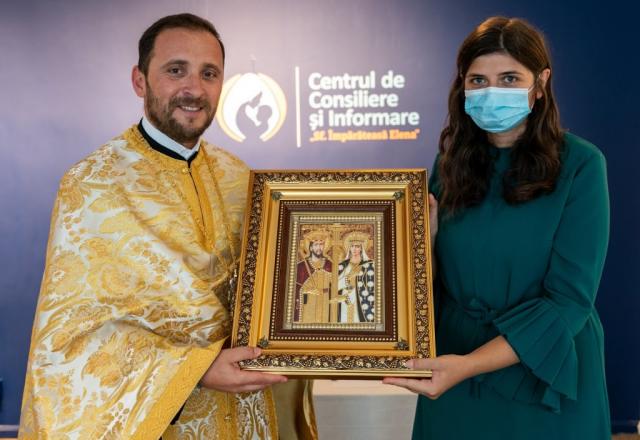 Patriarhul Daniel a donat o icoană și 30.000 de lei centrului de consiliere în criza de sarcină „Sfânta Împărăteasă Elena”