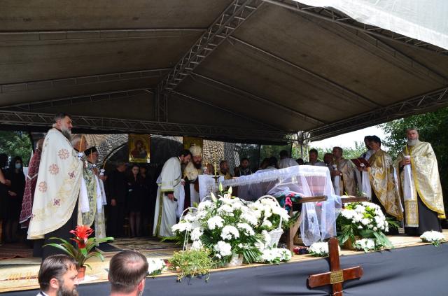 Părintele Alexandru Argatu, ctitor a numeroase locașuri de cult, a fost condus pe ultimul drum