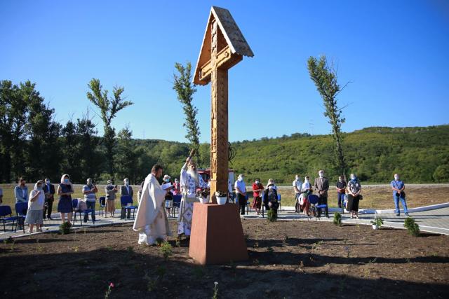 Părintele Mitropolit Teofan a sfințit biserica cimitirului din localitatea Valea Adâncă