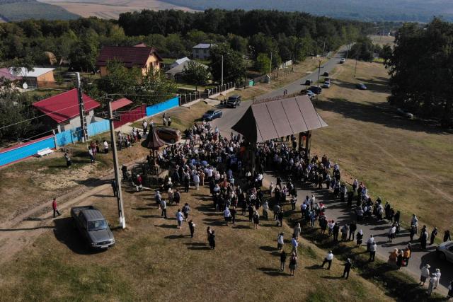 Mii de pelerini pe „Drumul Crucii” de la Mănăstirea Hadâmbu