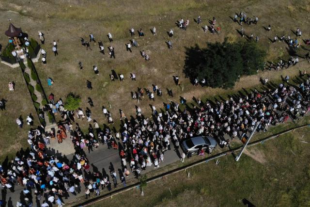 Mii de pelerini pe „Drumul Crucii” de la Mănăstirea Hadâmbu