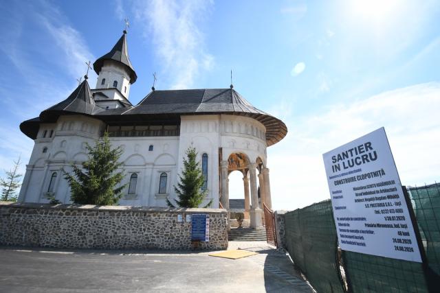 Clopotniţă nouă la Mănăstirea Hadâmbu