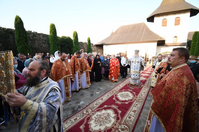 Mii de pelerini pe „Drumul Crucii” de la Mănăstirea Hadâmbu