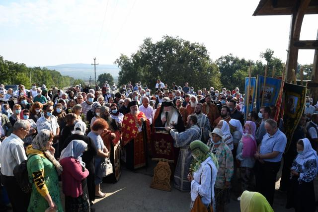 Mii de pelerini pe „Drumul Crucii” de la Mănăstirea Hadâmbu