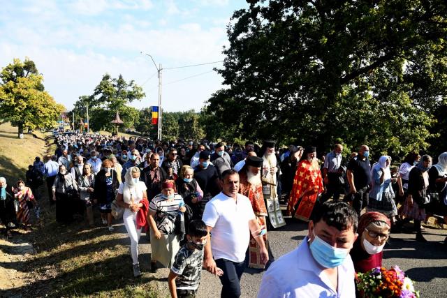 Mii de pelerini pe „Drumul Crucii” de la Mănăstirea Hadâmbu