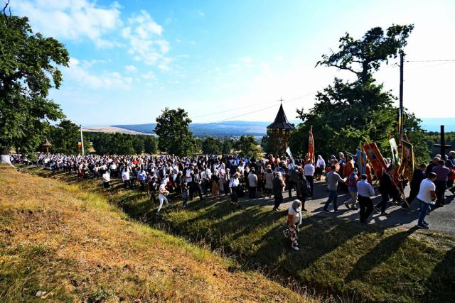 Mii de pelerini pe „Drumul Crucii” de la Mănăstirea Hadâmbu