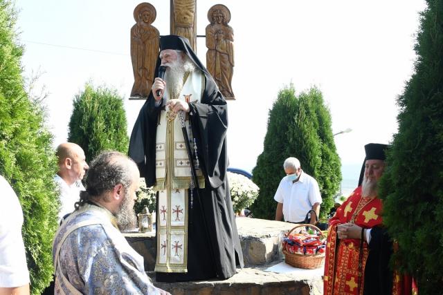 Mii de pelerini pe „Drumul Crucii” de la Mănăstirea Hadâmbu