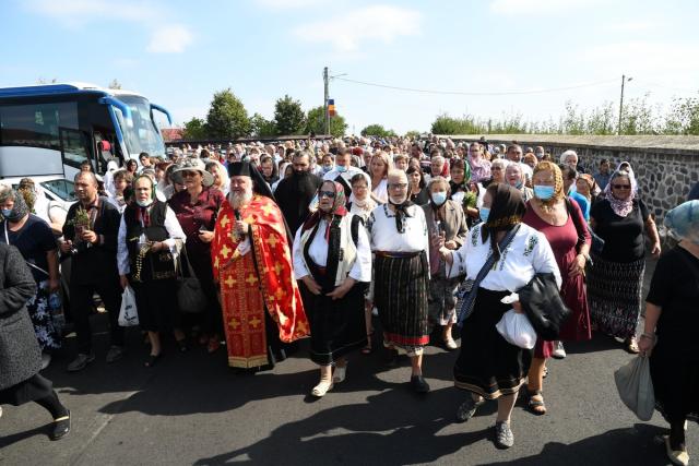 Mii de pelerini pe „Drumul Crucii” de la Mănăstirea Hadâmbu