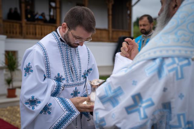 Hram la Vorona: „Faptele noastre pot să-L nască pe Hristos în inimile oamenilor sau pot să-L alunge”