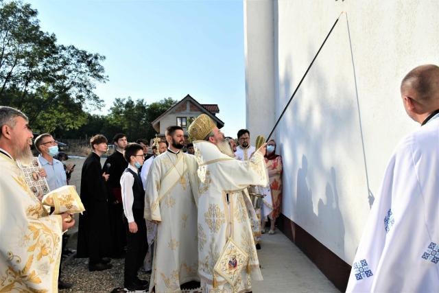 Două biserici din Episcopia Huşilor, sfinţite de PS Ignatie
