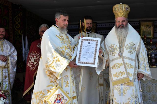 Două biserici din Episcopia Huşilor, sfinţite de PS Ignatie