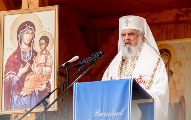 Părintele Patriarh Daniel: „Crucea nu e numai simbolul morții, ci și al învierii lui Hristos”