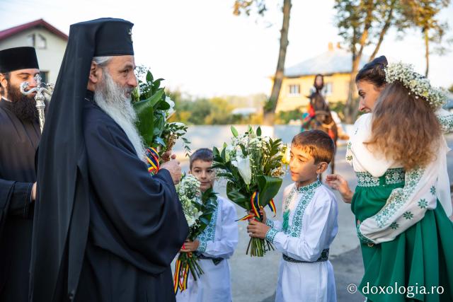 Ansamblu parohial impresionant, sfințit de IPS Părinte Mitropolit Teofan la Bucecea