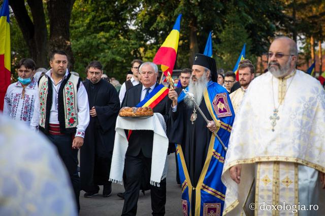 Ansamblu parohial impresionant, sfințit de IPS Părinte Mitropolit Teofan la Bucecea