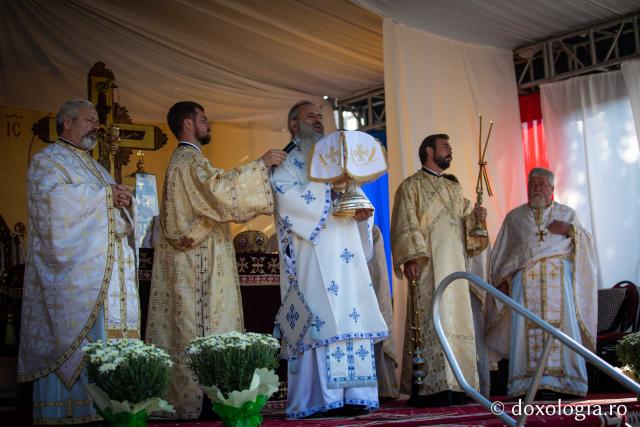 Ansamblu parohial impresionant, sfințit de IPS Părinte Mitropolit Teofan la Bucecea