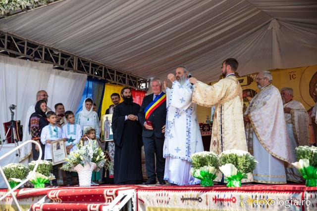 Ansamblu parohial impresionant, sfințit de IPS Părinte Mitropolit Teofan la Bucecea