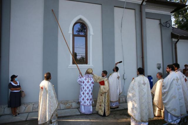 Resfințire de biserică și binecuvântări arhierești în parohiile din județele Botoșani și Iași