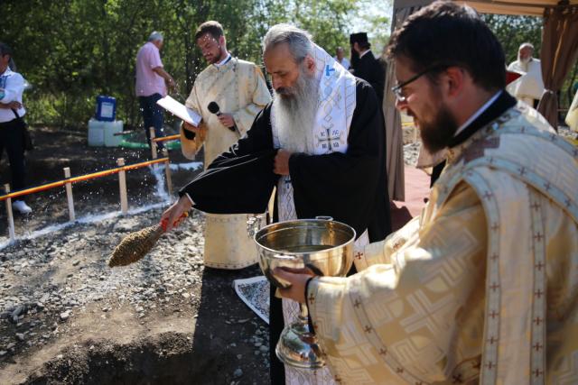 Resfințire de biserică și binecuvântări arhierești în parohiile din județele Botoșani și Iași