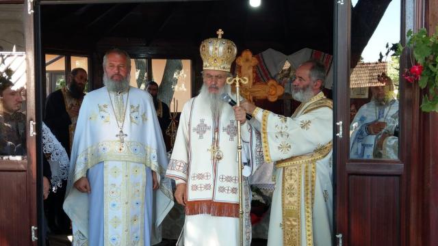 IPS Părinte Mitropolit Serafim a slujit în Parohia „Pogorârea Sfântului Duh” din Negreşti
