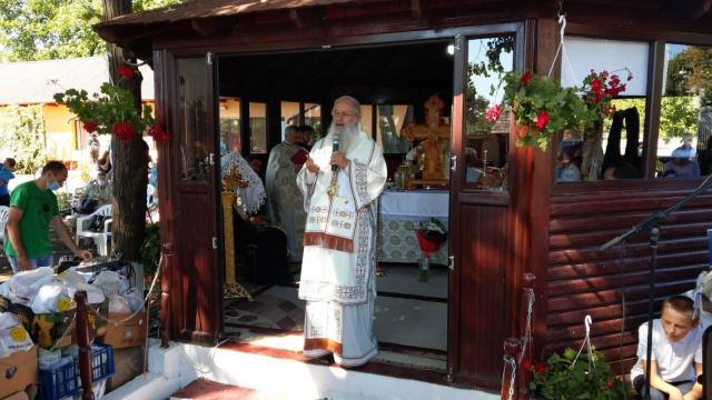 IPS Părinte Mitropolit Serafim a slujit în Parohia „Pogorârea Sfântului Duh” din Negreşti