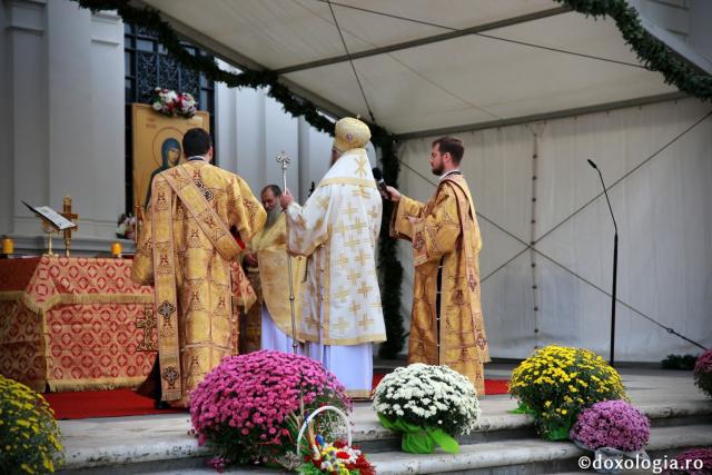 Liturghie arhierească pentru credincioșii ieșeni: „Biserica se află nu în mâna oamenilor, ci în mâna lui Dumnezeu”