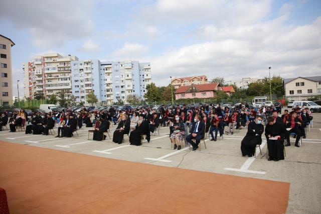 (Video) Studenții teologi în zi de sărbătoare: Curs festiv și început de an universitar la Iași