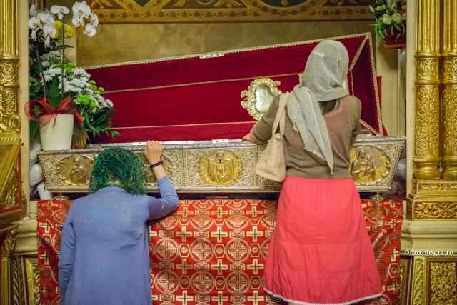 (Video) „Va trebui să te rogi Sfintei Parascheva să modifice RMN-ul și să facă să dispară leziunile de pe creier”