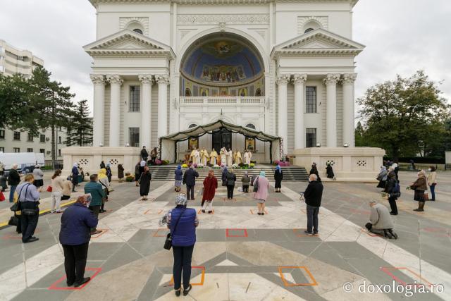 (Foto) Sfânta Liturghie arhierească săvârșită de Înaltpreasfințitul Calinic, Arhiepiscopul Sucevei și Rădăuților