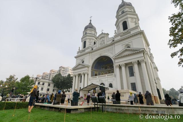 (Foto) Credincioșii din Iași au participat la Sfânta Liturghie oficiată în curtea Catedralei Mitropolitane