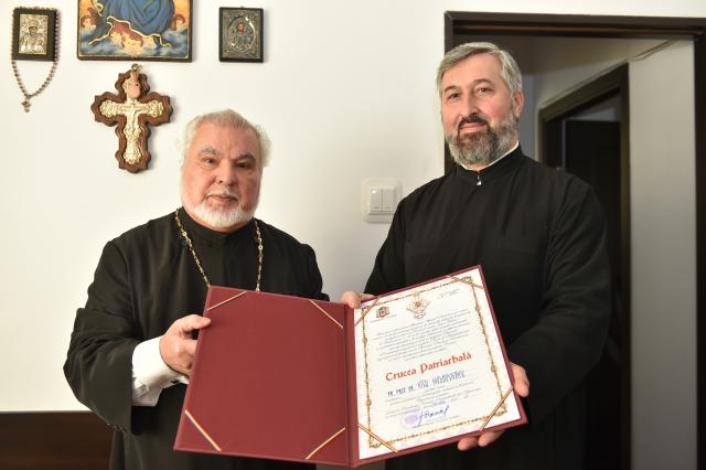 Pr. Prof. Nicu Moldoveanu a primit Crucea Patriarhală la aniversarea vârstei de 80 de ani