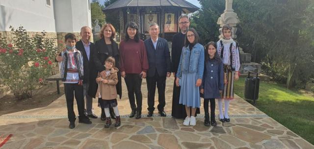 Ambasadorul Vietnamului a vizitat Parohia Izvoare din județul Neamț