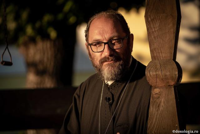 (Video) Părintele Constantin Necula: „Omul care se roagă forțează porțile dinăuntrul inimii sale”
