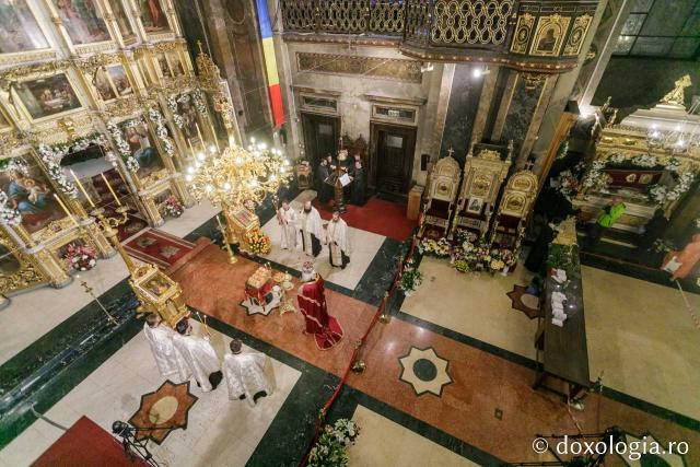 (Foto) Slujba de priveghere a Sfintei Cuvioase Parascheva la Catedrala din Iași – 2020