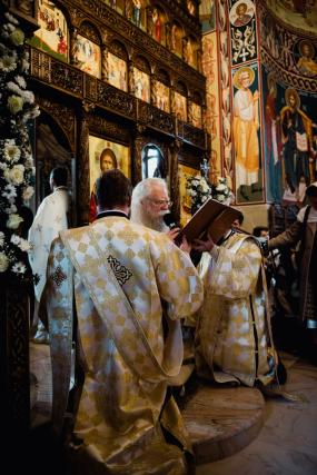 Biserica din Galu, ridicată de doi preoți, a fost târnosită de Părintele Arhiepiscop Calinic