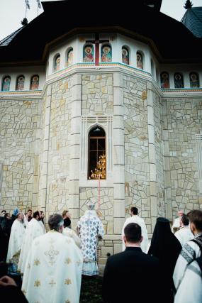 Biserica din Galu, ridicată de doi preoți, a fost târnosită de Părintele Arhiepiscop Calinic