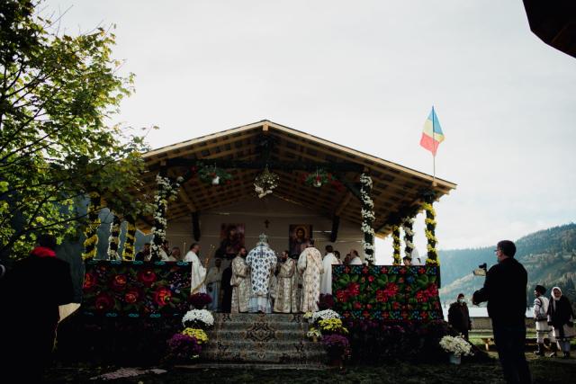 Biserica din Galu, ridicată de doi preoți, a fost târnosită de Părintele Arhiepiscop Calinic