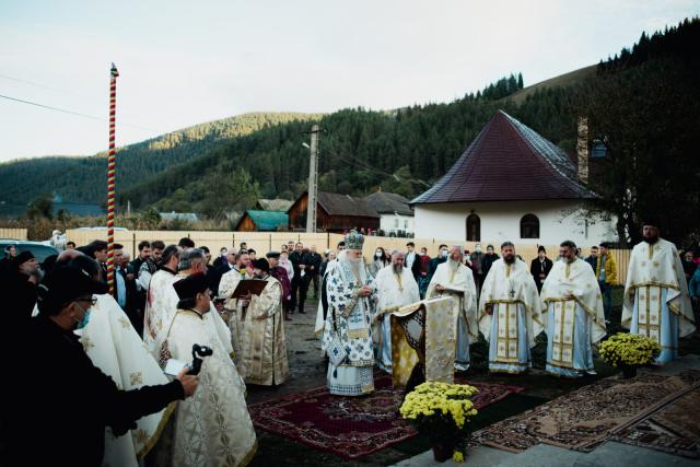 Biserica din Galu, ridicată de doi preoți, a fost târnosită de Părintele Arhiepiscop Calinic