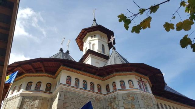 Biserica din Galu, ridicată de doi preoți, a fost târnosită de Părintele Arhiepiscop Calinic