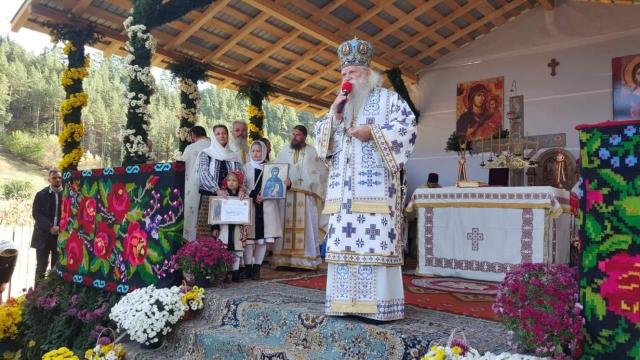 Biserica din Galu, ridicată de doi preoți, a fost târnosită de Părintele Arhiepiscop Calinic