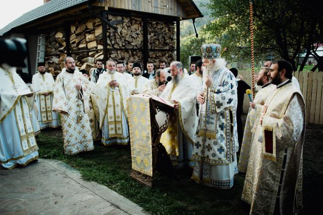 Biserica din Galu, ridicată de doi preoți, a fost târnosită de Părintele Arhiepiscop Calinic