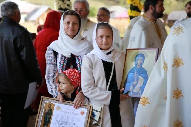 Biserica din Galu, ridicată de doi preoți, a fost târnosită de Părintele Arhiepiscop Calinic