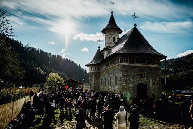 Biserica din Galu, ridicată de doi preoți, a fost târnosită de Părintele Arhiepiscop Calinic