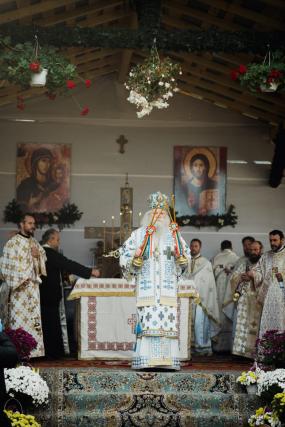 Biserica din Galu, ridicată de doi preoți, a fost târnosită de Părintele Arhiepiscop Calinic
