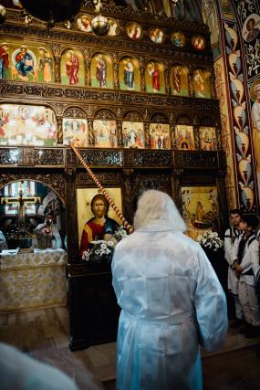 Biserica din Galu, ridicată de doi preoți, a fost târnosită de Părintele Arhiepiscop Calinic