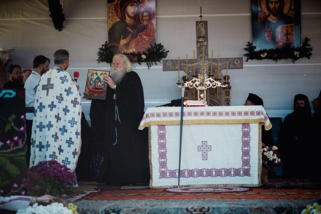 Biserica din Galu, ridicată de doi preoți, a fost târnosită de Părintele Arhiepiscop Calinic
