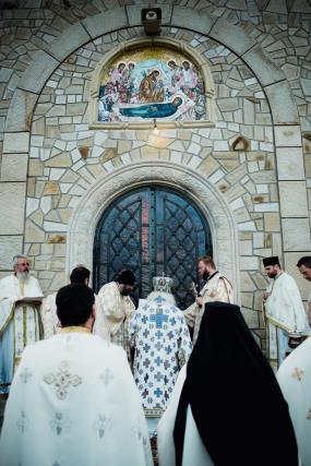 Biserica din Galu, ridicată de doi preoți, a fost târnosită de Părintele Arhiepiscop Calinic