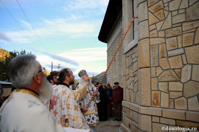 Biserica din Galu, ridicată de doi preoți, a fost târnosită de Părintele Arhiepiscop Calinic