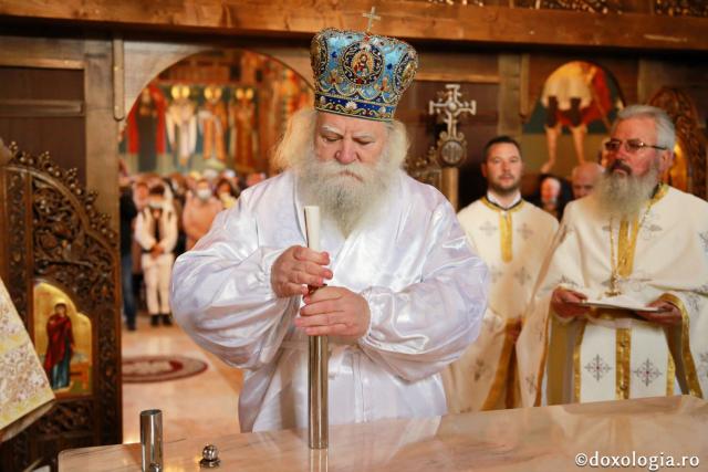Biserica din Galu, ridicată de doi preoți, a fost târnosită de Părintele Arhiepiscop Calinic